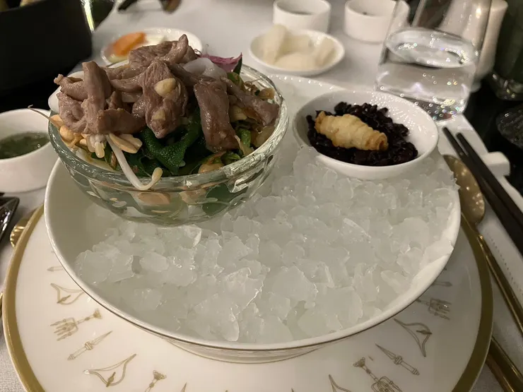 菜單上寫的內容物：Black rice sauce, fresh noodles, mixed herbs