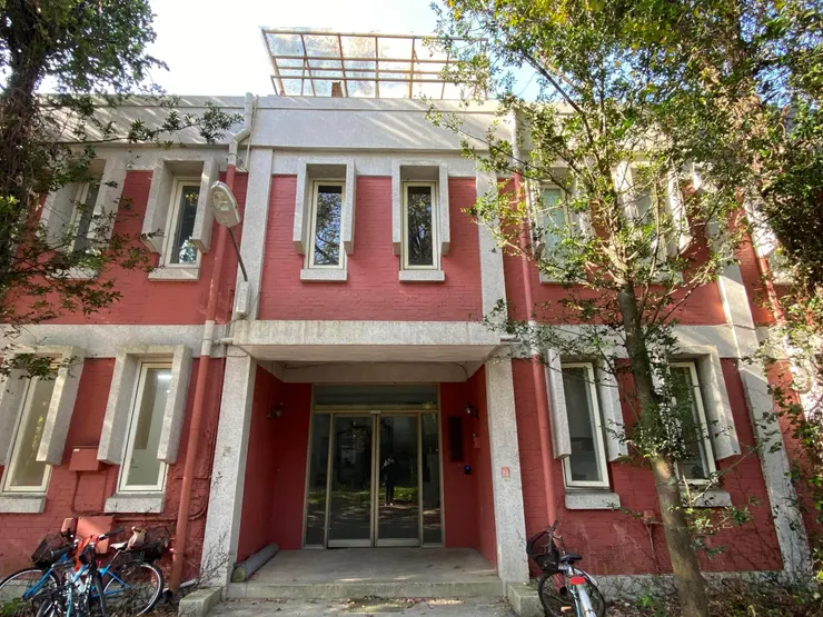 突出的屋頂女兒牆，帶有傳統中國建築大屋頂的隱喻