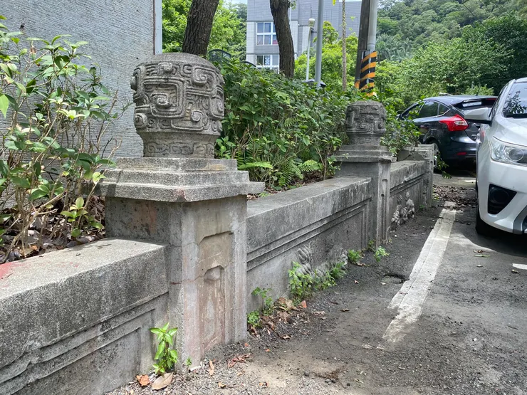 在三釐石上，表面以洗石子手法處理的低矮橋欄杆。是昭和年代的職人藝術手路。這種技法在陽明山前山公園-空海大師庭園也欣賞得到