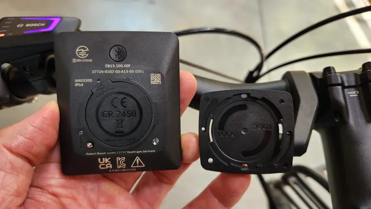 顯示器是用藍芽方式連結的,它是使CR2045電池。