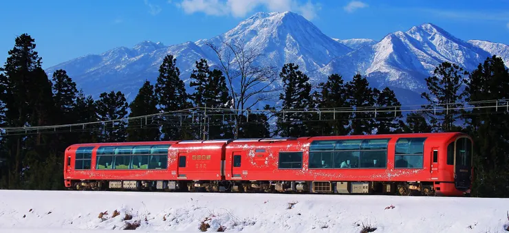 雪月花列車邀請到鐵道列車設計師川西康之(他是水戶岡銳治的小粉絲)來為他們量身打造,將新潟地區的工藝、美食全都搬上了列車。/照片來源:網頁資訊 https://willer-travel.com/tw/train/setsugekka/
