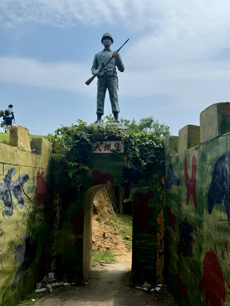 站在城牆上的人像被取名為「阿榮」