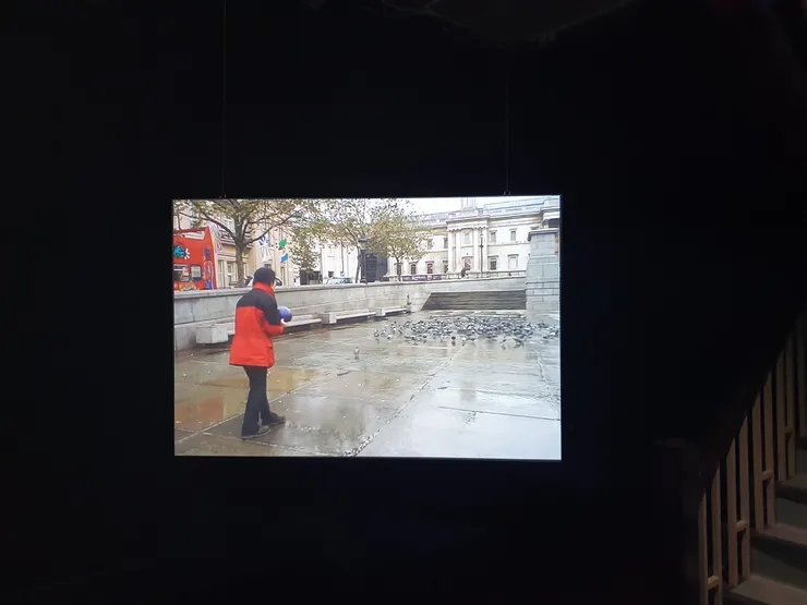 透過認真的動作強化丟保齡球的戲劇性與荒謬感