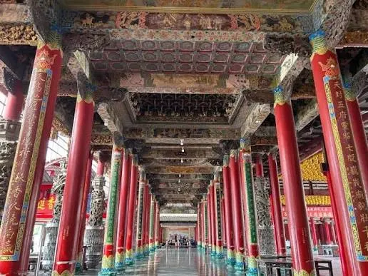 整齊的圓柱長廊（圖片截圖於網路）