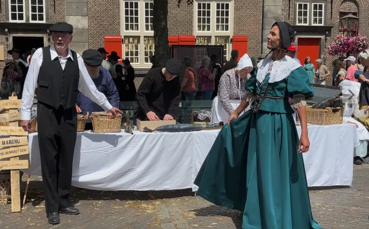 照片中間那個處理魚的男人,很認真的幫娃娃沙丁魚去內臟