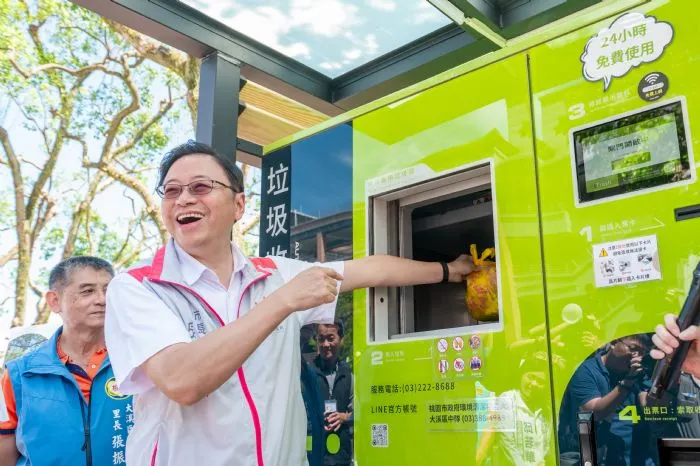 張善政視察及體驗智慧垃圾回收整合系統。圖：市府提供