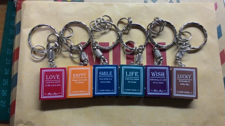 為朋友送上畢業祝福的小書本吊飾～