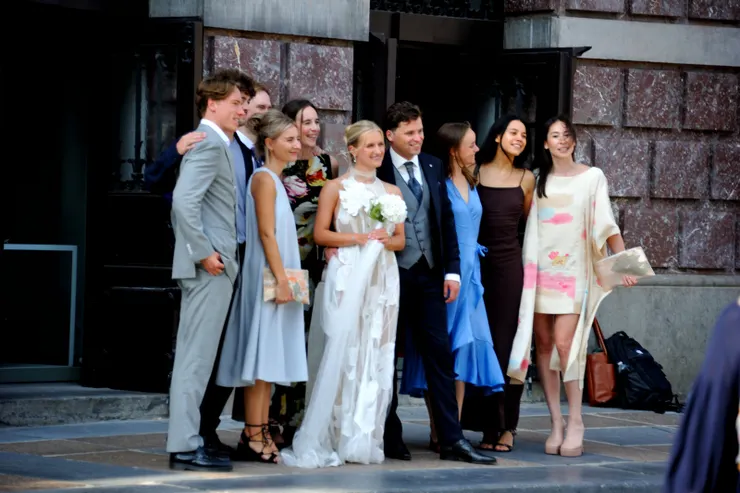 【市政廣場親友迎新人遊客喜相逢！新人與親友或伴郎、伴娘們。】