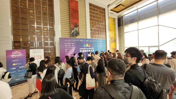 一早的排隊人潮等進場