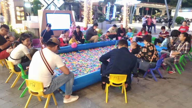 南寧街頭夜晚燈火柔和，大人散步、小孩嬉戲，街角遊戲聲此起彼落。沒有匆忙壓力，只有輕鬆與自在，像回到久違的無憂生活。