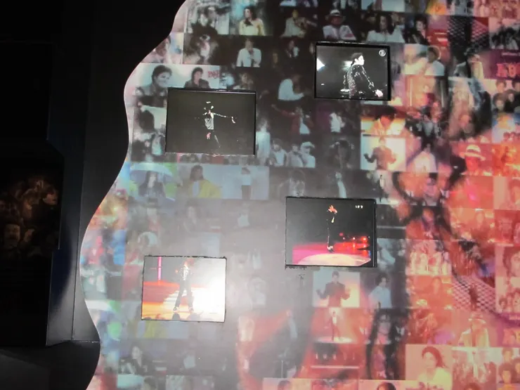 場館內很多這種小螢光幕，播放著MJ各式各樣演出。MJ的每個英姿都能盡收眼底！