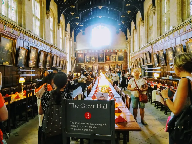 從入口看過去的食堂全景