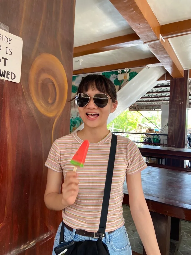 回去的時候導遊帶我們去吃冰,我買了一個西瓜🍉,15P而已,好吃很消暑。