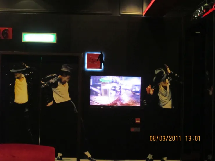 這裏是通往洗手間的門,從沒見過這麼型格的進出口吧!而旁邊的電視正在播放MJ的MV。