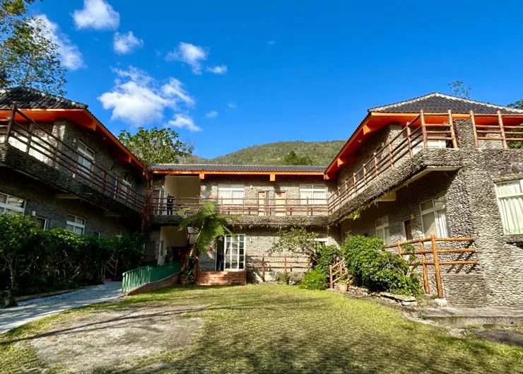 圖10 白天看到石頭屋的全貌，是一棟主人用心建設經營，讓旅客安心旅宿的好所在