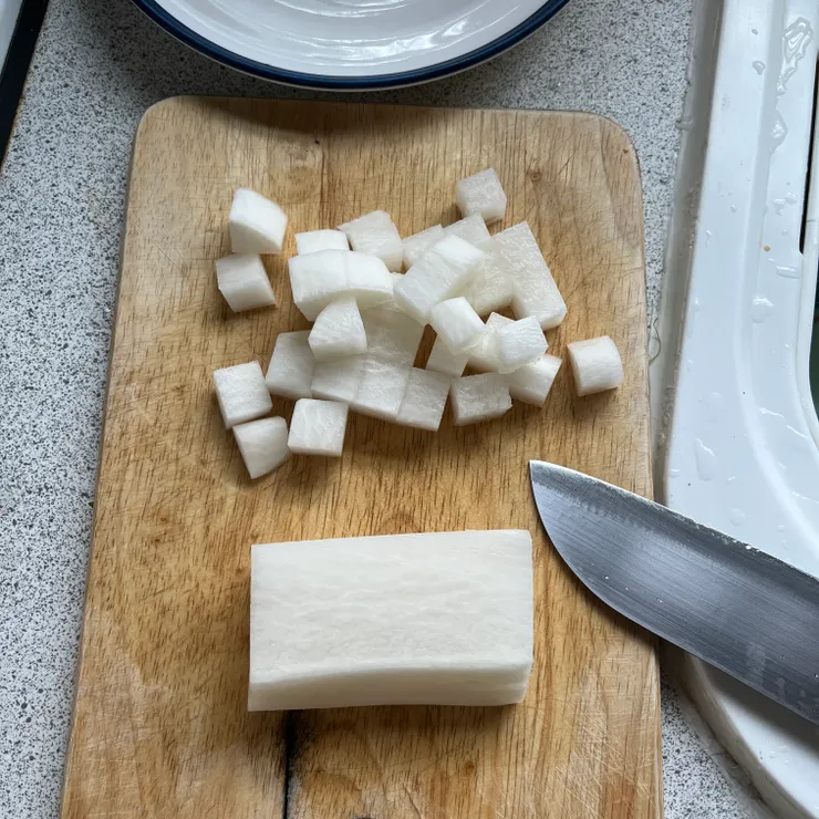 為了切成丁狀,我刻意在去皮後把白蘿蔔切成長方形,剩下的就切成厚片