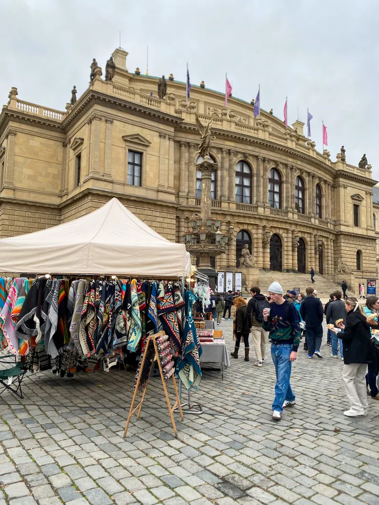▲魯道夫音樂廳旁的市集，賣有一些熟食與酒精飲料，還有服飾、圍巾、飾品…等，是比較貼近當地人生活的小市集。