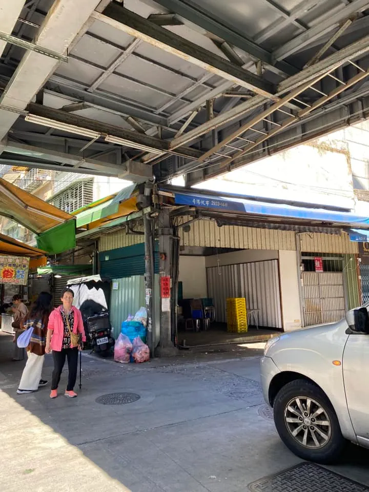 景美夜市在拓寬時，拆除了景美街48號土角厝。木柵國小學學生共同創作的陶塑藝術牆，就是取自這裡的夯土