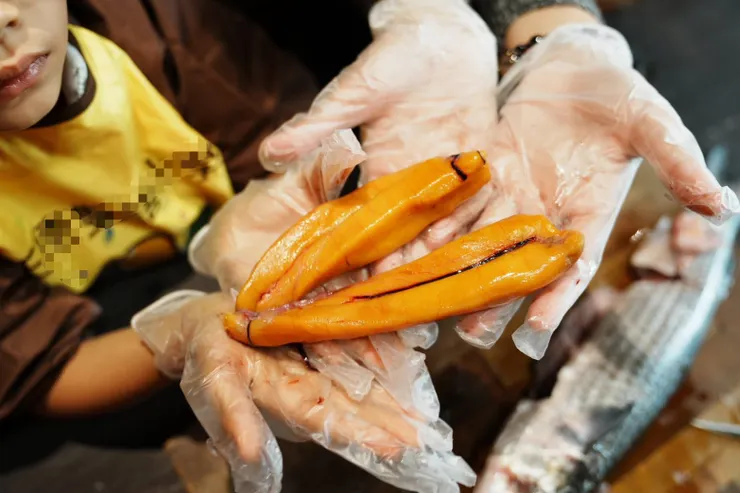這塊烏魚子是懿親手處理烏魚後得到的。