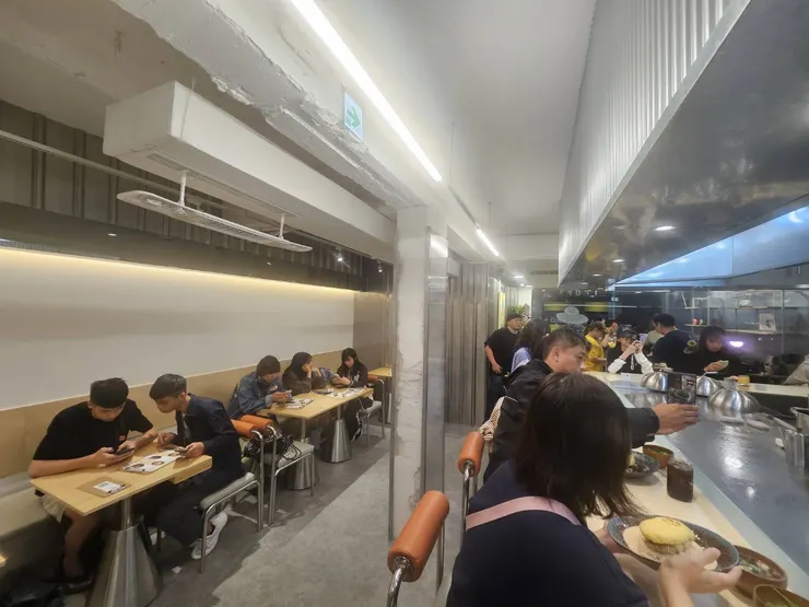 #有多人的座位區，所以也不用擔心是在鐵板搖滾區