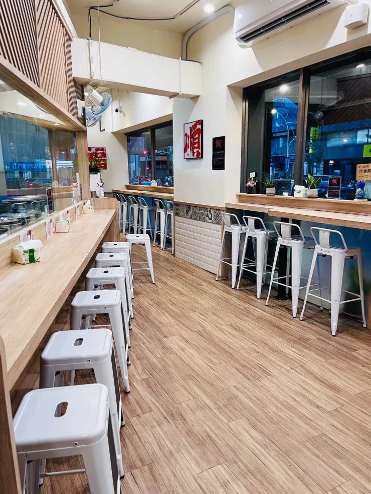 店內坐位約15個