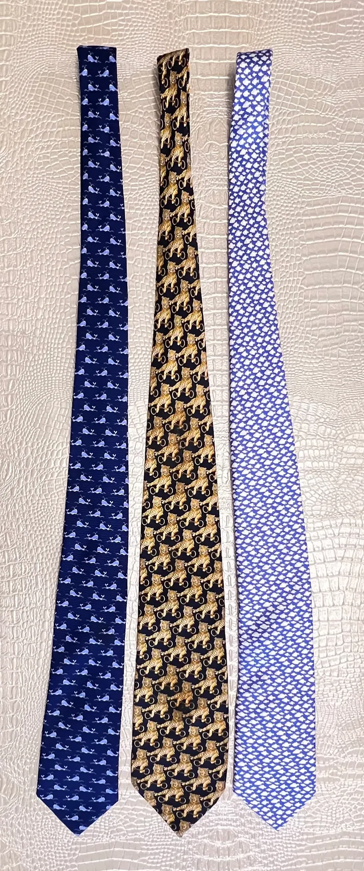 我的老虎圖案領帶在中間,兩旁是鯨魚和小魚圖案領帶 作者拍攝