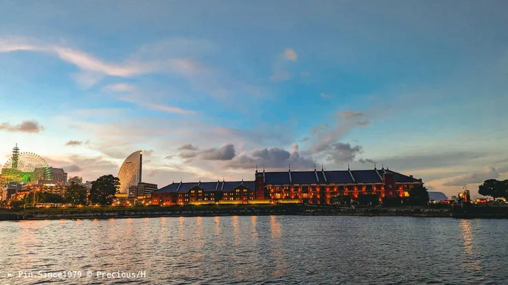 象之鼻公園望紅磚倉庫：對面的紅磚倉庫亮了燈，像是掛滿一排紅紅的燈籠。