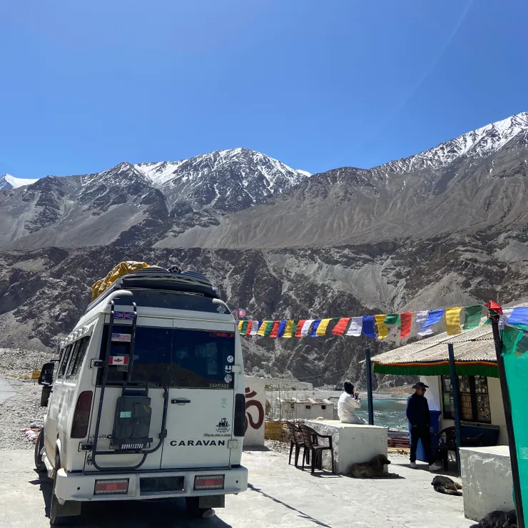 拉車中繼站，導遊買Masala Tea給大家喝