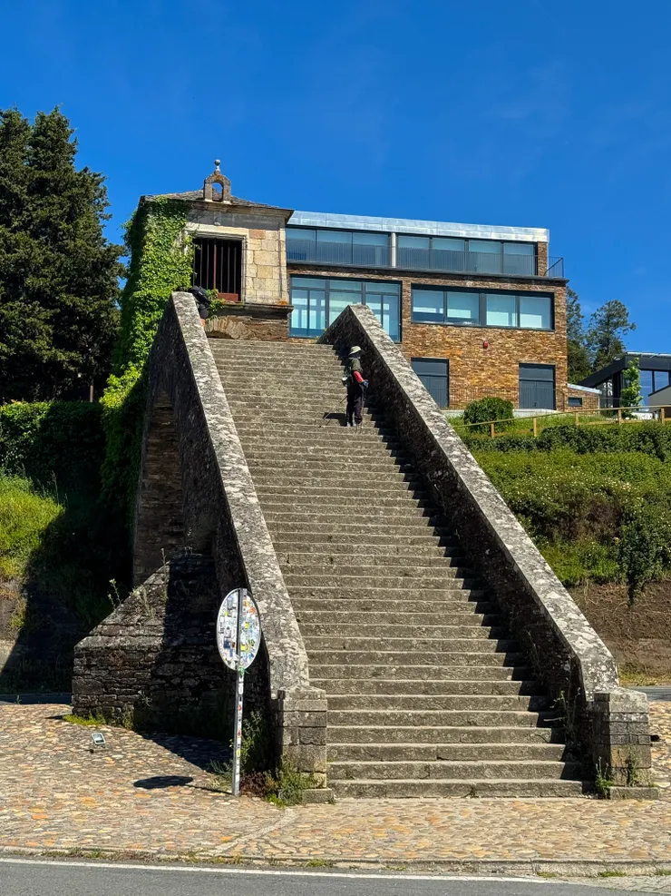 這座石梯是舊城演變而來的，但具體的內容我們也看不懂，因為google翻譯翻的很奇怪🤣