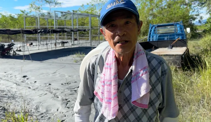 阿伯好心提供他的手機讓志工跟他對接