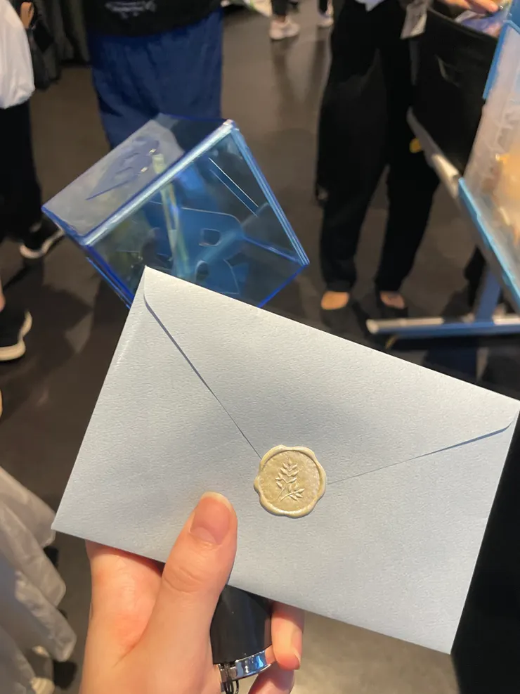 演唱會進場前，要把卡片丟進給りぶ的箱子