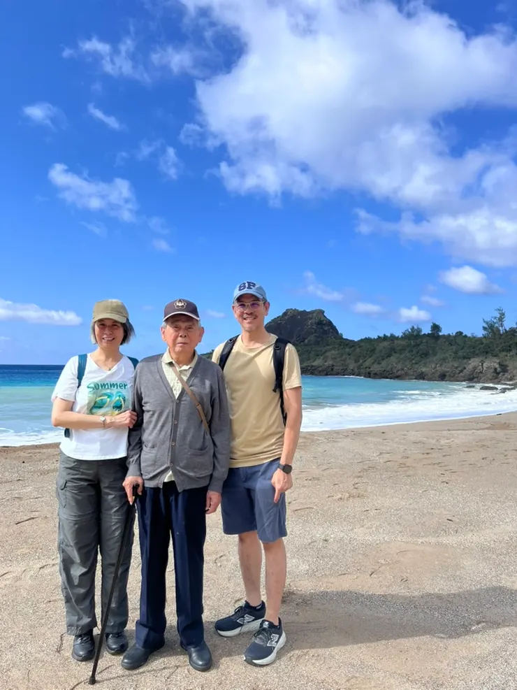 我們背後突出的那一塊岩石叫做青蛙石。前後幾天都是陰天、颳風、或下雨，就是玩墾丁這天是好天氣，顏色這麼美！