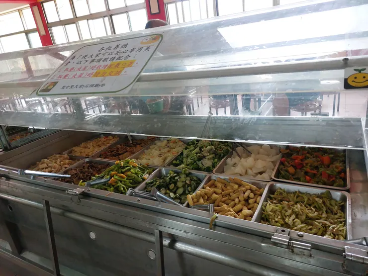 免費提供素菜多樣，亦提供水果飲料