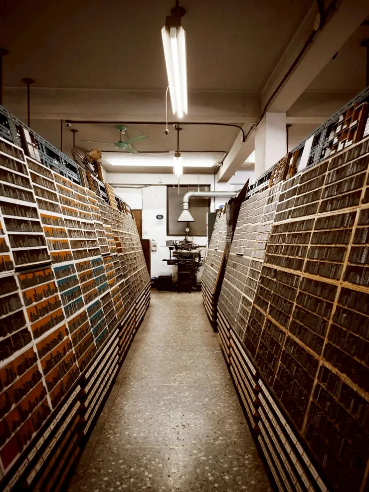 復古的石子地板 + 兩排的鉛字