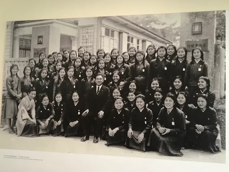 姬百合祈念資料館，師生合影