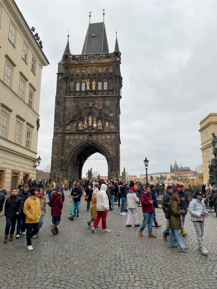 ▲查理大橋就近在眼前，但我滿腦子想的是廁所在哪！？