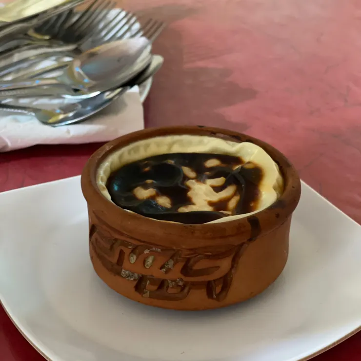 阿布辛貝區 Tuya hotel的櫃台人員拍胸脯保證自家的米布丁是最好吃的