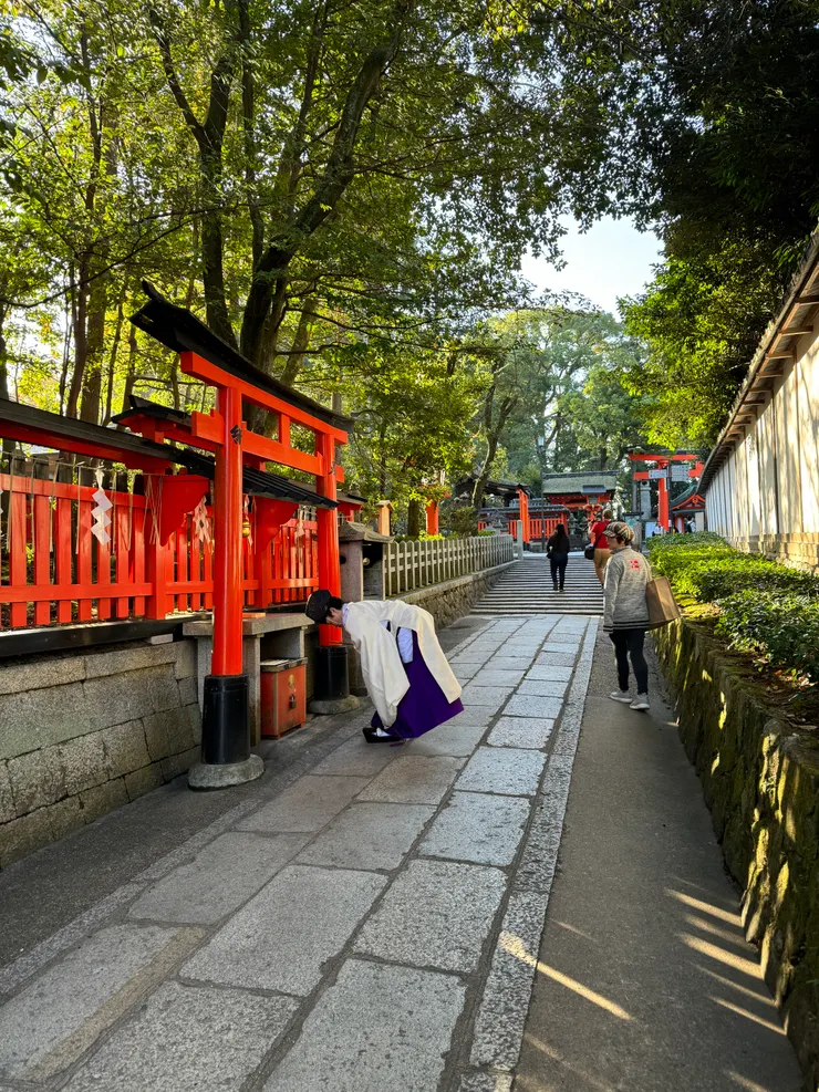 神官繞行向眾神問候