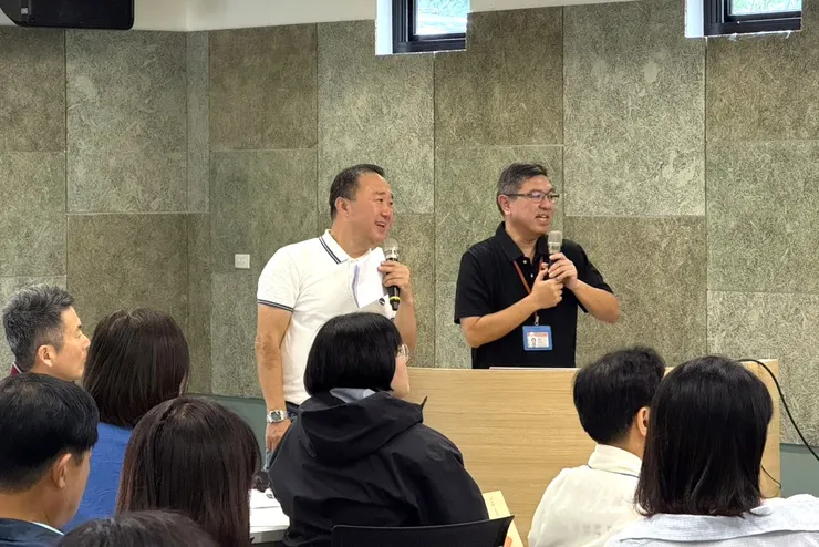 （圖說：主任洪肇元(右)向韓方代表團介紹伊甸在坪林深耕長照服務的歷程與特色，讓貴賓更深入了解偏鄉社區照顧的實際樣貌。）