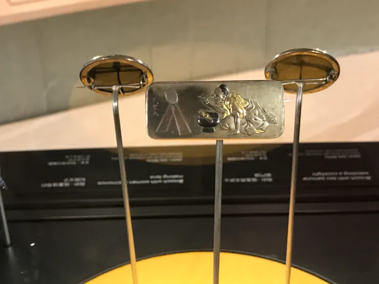 這個我的印象也很深，描繪染黑齒的女子，沒想到日本以前也有這個習俗。