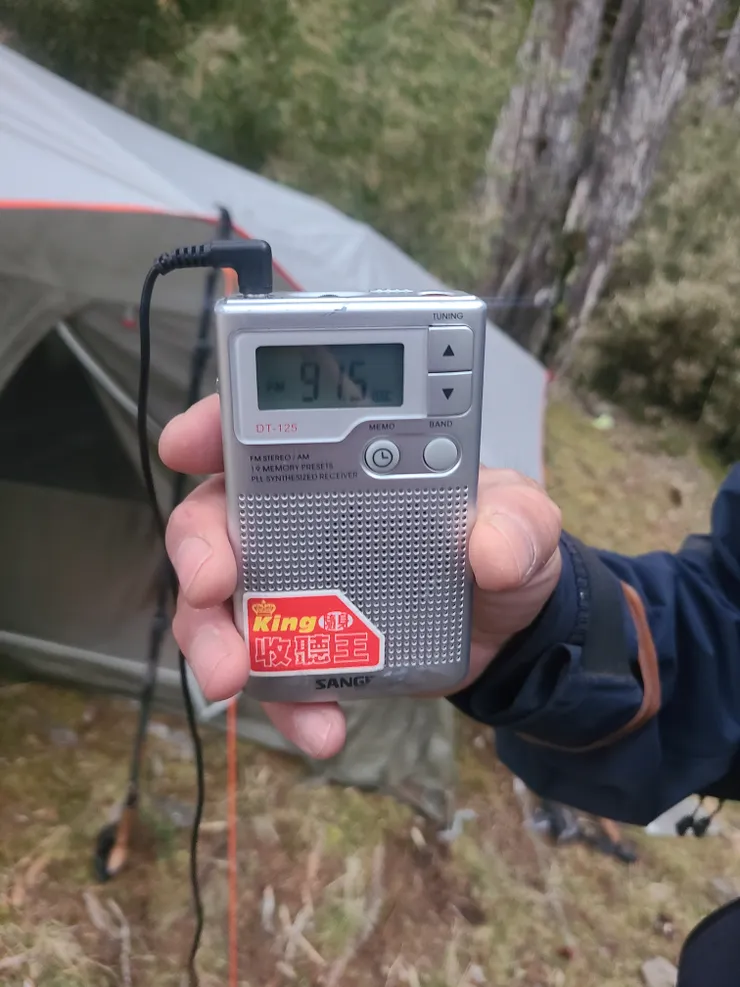 山友說他上山都用收音機聽天氣，學到了。這招在沒網路的時候，很受用!
