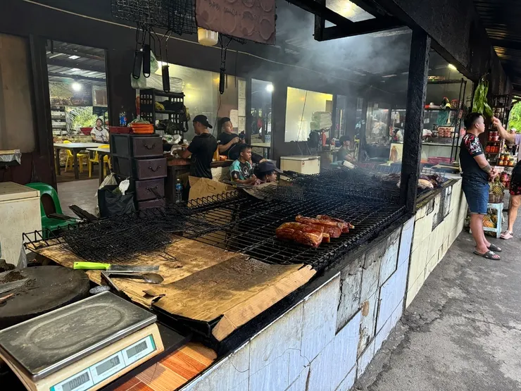 回程路上品嚐半山腰的烤豬肉攤，在山上吃東西特別美味