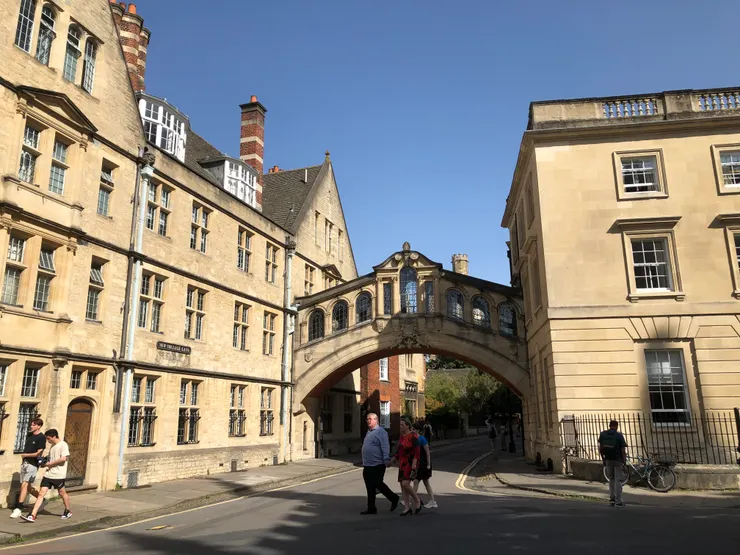 穿鑿附會傳聞讓牛津嘆息橋成為參觀景點