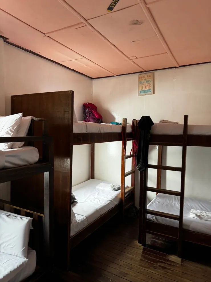 ▲我們入住的是上下舖的6人房，床墊、床單、枕頭、棉被、拖鞋、掛勾，一應俱全。