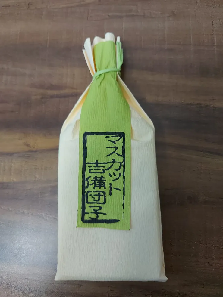 桃太郎用吉備團子沿路收服狗、雞和猴子一同去打怪