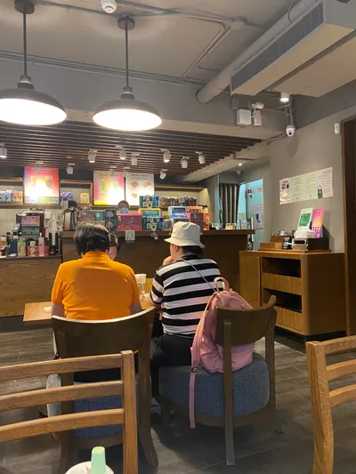 體驗退休生活形式1-帶本書，喝咖啡看人聊天