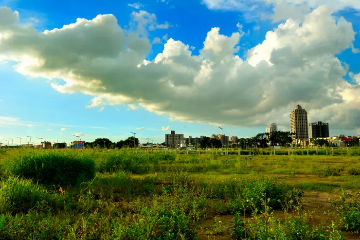 【伏低仰看市廛邈遠草原何遼闊─14期重劃區第6工區，以下均同。】