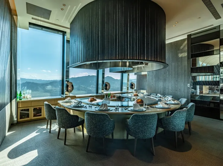 鐵板廳帶有黑色系的神秘色彩，如同稍縱即逝的絢爛流星。(圖/ The Ukai Taipei提供)