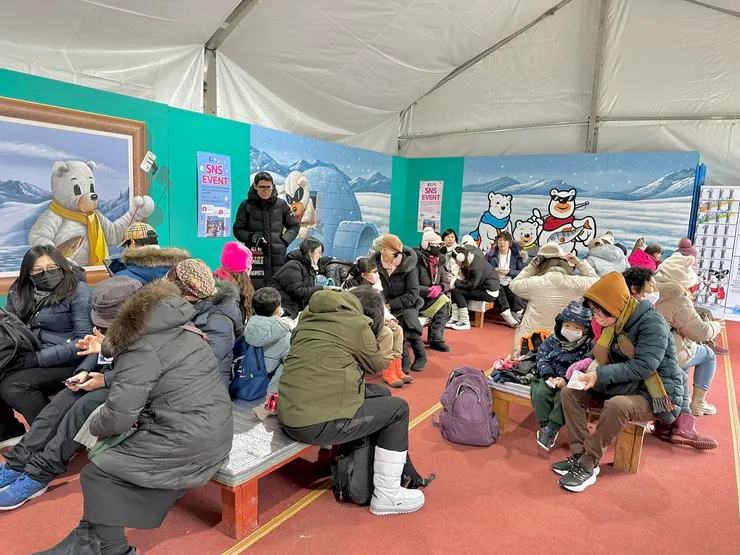 休息室內擠滿滿的人，有暖氣才有回到人間的感覺