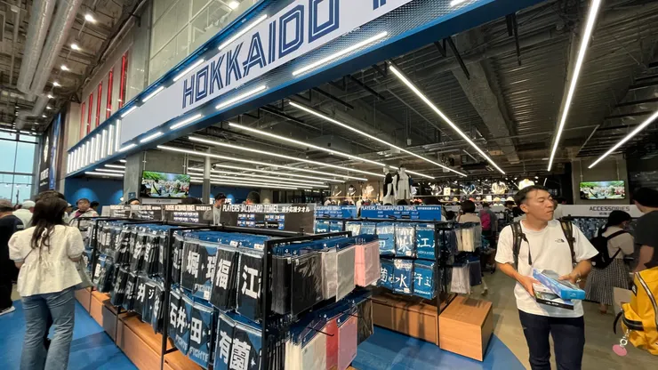 開賽前賣店內也都是滿滿的人。